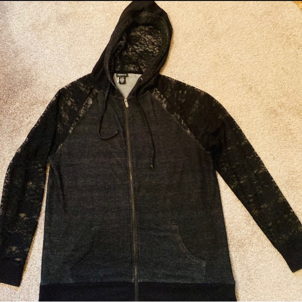 TORRID NWOT  LACE SLEEVES AND HOOD LIGHT HOODY SWEATSHIRT SZ 0 can fit a SZ 1
